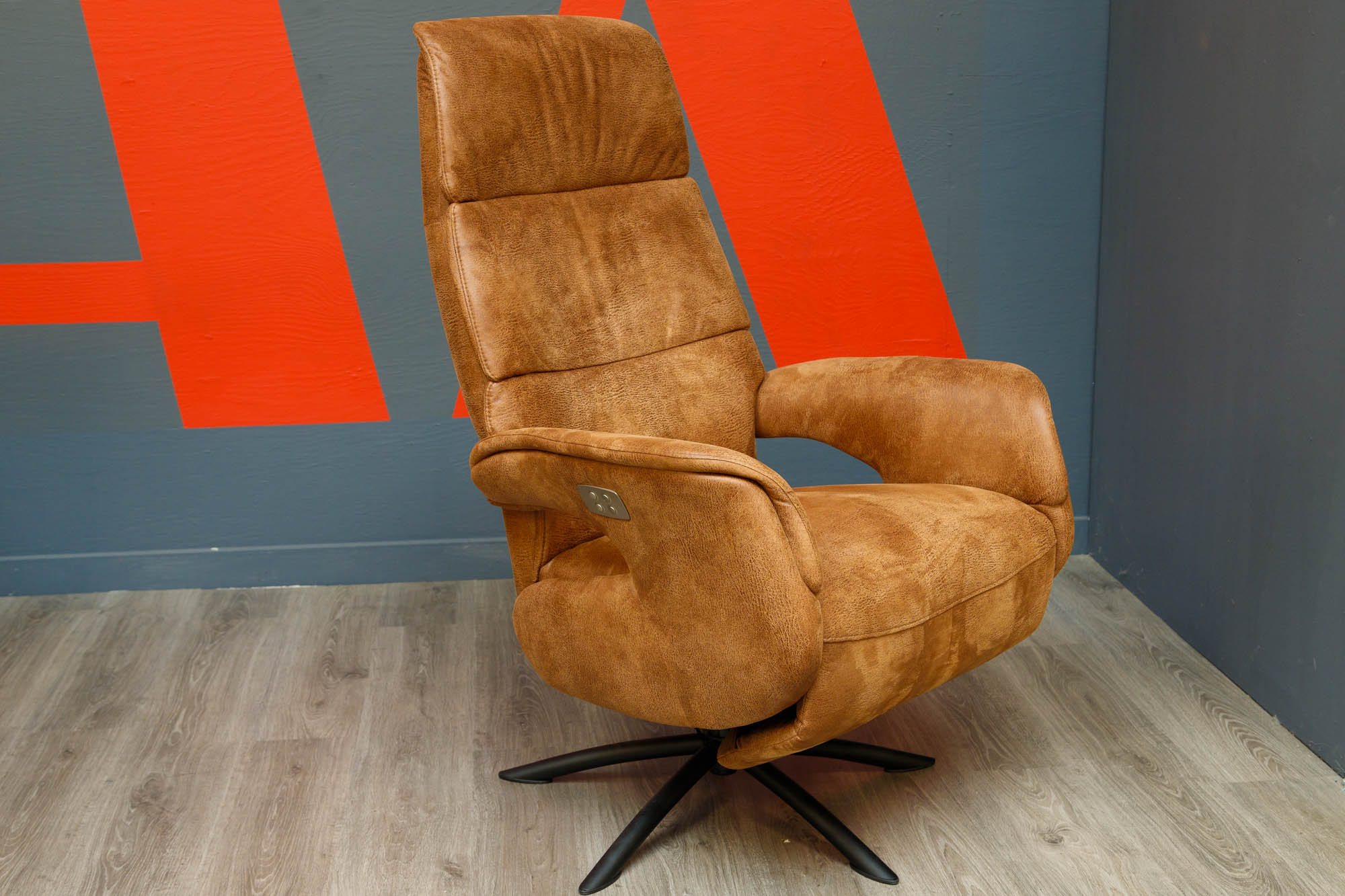 Relaxfauteuil Jesse voor de gele showroomwand