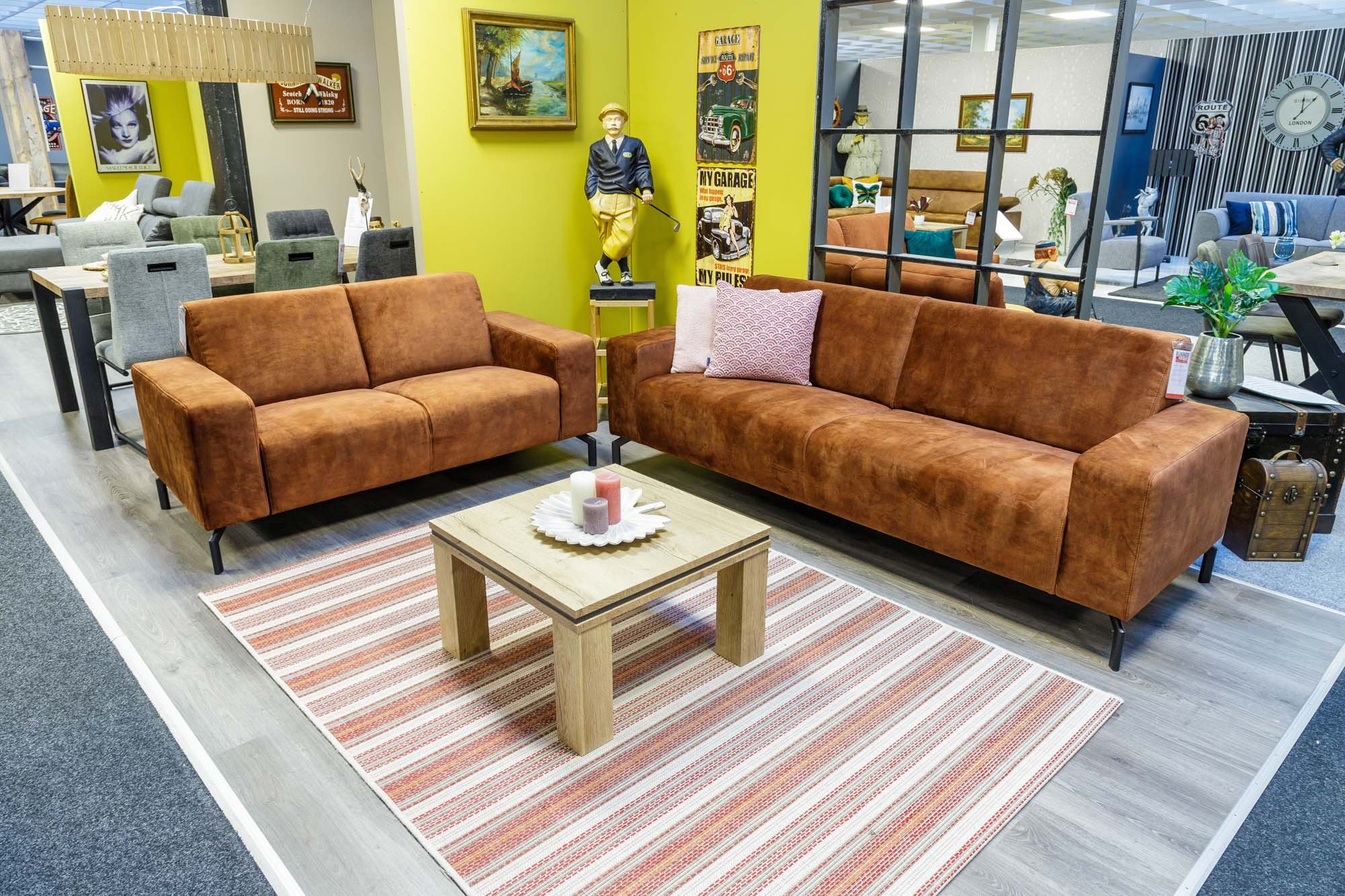 De showroom van Runner Meubel in Leeuwarden: banken op een rij met een eettafel ervoor